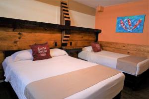 科尔多瓦Casa Bonita Hotel y Hostal的配有两张床的旅馆客房
