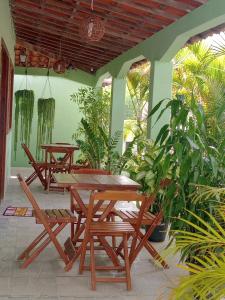 穆库热Pousada Recanto da Villa的两把野餐桌和椅子,位于种有植物的庭院
