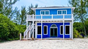 乔治镇Sheer Bliss BeachView Apt #1的海滩上的蓝色和白色房子