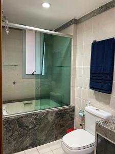 巴西利亚Promoção - Flat em Brasília的一间带卫生间和玻璃淋浴间的浴室