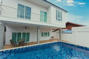 南芭堤雅Relax Pool Villa Near Walking Street,jacuzzi ,BBQ 5Bed 6Bath City house54的一座带游泳池和房子的别墅