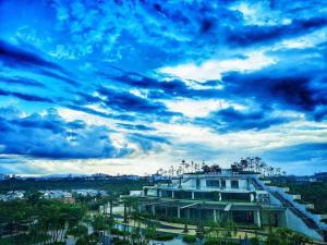 马西MONIC STAYCATION #Green Haven near Senibong&Regency的一座有云天背景的建筑