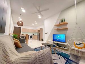 马西MONIC STAYCATION #Green Haven near Senibong&Regency的带沙发和电视的客厅