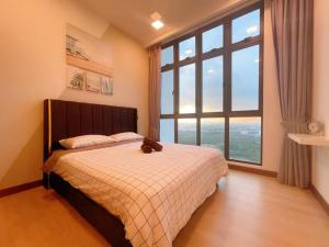 马西MONIC STAYCATION #Green Haven near Senibong&Regency的一间卧室,床上有泰迪熊