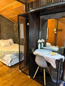 湄安บ้านพักกึ๊ดเติง แม่กำปอง เชียงใหม่的一间卧室配有一张床和一张书桌
