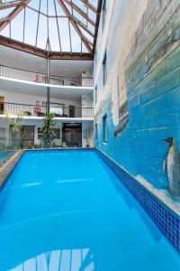 奥克兰萨里酒店的一座带玻璃天花板的大型游泳池