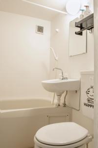 大阪桜の宿的浴室配有白色卫生间和盥洗盆。