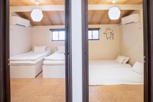 大阪桜の宿的带两张床和两个窗户的房间