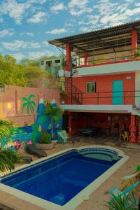 塔甘加Hostel Nirvana Taganga的一座房子前面设有游泳池