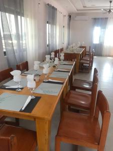 科托努Hotel Bel Azur Cotonou的椅子房间里一排桌子