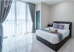 八打灵再也Atria Sofo Suites - Petaling Jaya的一间卧室设有一张床和一个大窗户