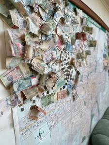 比什凯克Tunduk Hostel的墙上有很多钱