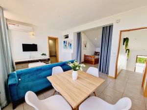 普拉亚Kelly Guest House的客厅配有蓝色的沙发和桌子