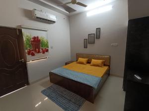 贾巴尔普尔Leela Homestay Jabalpur - Lily - 2 BHK Luxury appartment的卧室配有一张床