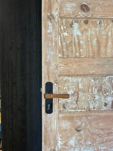 利耶帕亚Mareena_apartments的木门上挂着黑色门敲门器