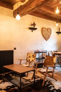 奥尔迪诺Place of charm and tranquility HUT7558的一间设有椅子和桌子的房间,墙上有心