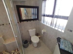 阿曼济姆托蒂Seaview Self Catering Amanzimtoti的浴室设有白色的卫生间和镜子