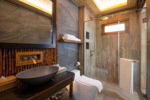 普吉镇Sinae Phuket - SHA Extra Plus的一间带水槽、淋浴和卫生间的浴室