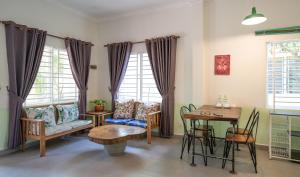 白马市Sanssouci Kep的客厅配有沙发和桌子
