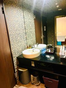 Kami-seyaAsokono Hotel的一间带水槽和镜子的浴室