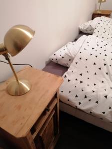 ChampagnyLES ANTHOCYANES的一张带书桌的床,上面有台灯