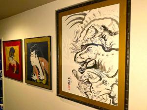大阪ART HOUSE-アートハウス友家tomoya-的挂在墙上的一组画作