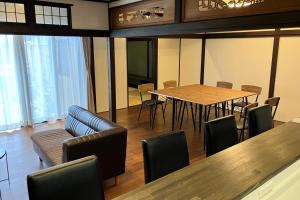 宮島 玖波宿 - GR Residence Kuba inn -的一间会议室,配有桌椅