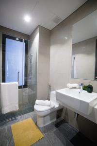 吉隆坡8 KIA Peng的一间带水槽、卫生间和淋浴的浴室