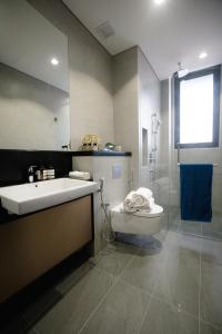 吉隆坡8 KIA Peng的一间带水槽、卫生间和淋浴的浴室