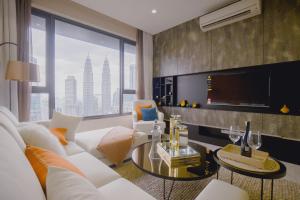 吉隆坡8 KIA Peng的客厅配有白色沙发和电视