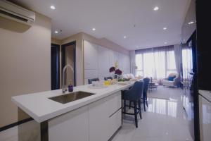 吉隆坡8 KIA Peng的一个带水槽的厨房和一间客厅