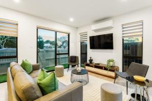 奥克兰Pristine Modern Central Home - Netflix - Heatpump的带沙发和电视的客厅