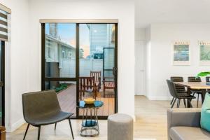 奥克兰Pristine Modern Central Home - Netflix - Heatpump的客厅配有桌椅