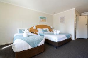 埃斯佩兰斯Hospitality Esperance SureStay Collection by Best Western的酒店客房,配有两张带毛巾的床