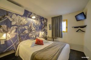 布尔日Hôtel The Originals Access, Bourges Nord Saint-Doulchard的酒店客房,配有一张带花卉壁纸的床