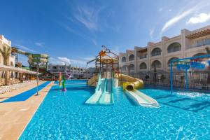 沙姆沙伊赫Sunrise Montemare Resort -Grand Select的度假村内带水滑梯的游泳池
