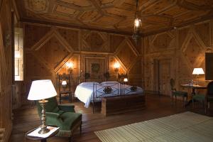 泰廖Palazzo Juvalta的一间卧室配有一张床和一盏灯