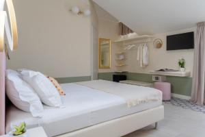里米尼Pan di Zenzero的卧室配有白色的床和电视