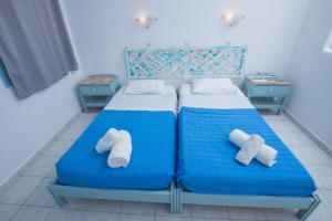 帕特莫斯Pico Bello Patmos 22的一间卧室配有蓝色的床和毛巾