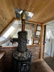 PaslepaNordicstay Noarootsi Saunahouse的房屋中间的小型户外炉灶