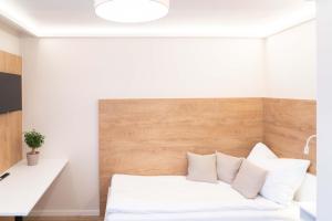 HainfeldMM-Apartments Hainfeld的客房内的一张带白色枕头的床