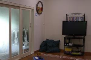 Gellibrand盖利布兰德河画廊度假屋的客厅设有窗户旁的平面电视