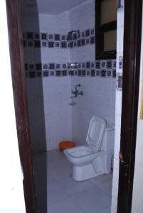 TājganjOYO Flagship 81442 Grey House Home Stay的一间带卫生间和淋浴的浴室