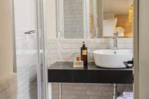 罗马room Select Via Veneto的浴室设有白色水槽和镜子