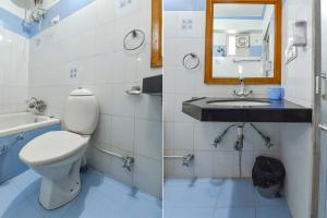 斋浦尔FabHotel Fly View的一间带卫生间、水槽和镜子的浴室