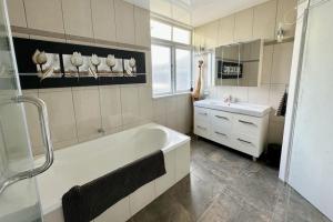 The Tirau Cottage - Waikato的一间浴室