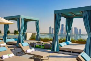 迪拜Element Al Jaddaf, Dubai的一张带床和椅子的酒店客房的 ⁇ 染