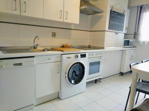 阿莫雷维耶塔-埃查诺Andramari Tourist Home Parking& wifi的厨房配有洗衣机和水槽