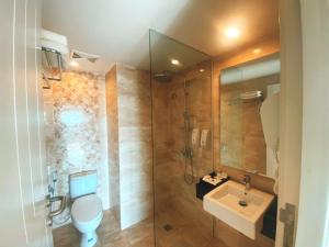 纳闽巴霍科莫多西尔维亚酒店及度假酒店的带淋浴、卫生间和盥洗盆的浴室