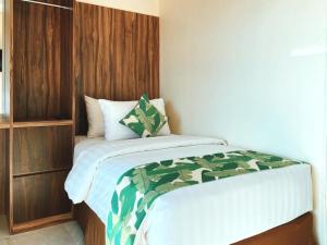 纳闽巴霍科莫多西尔维亚酒店及度假酒店的一间卧室配有一张大床和木制床头板